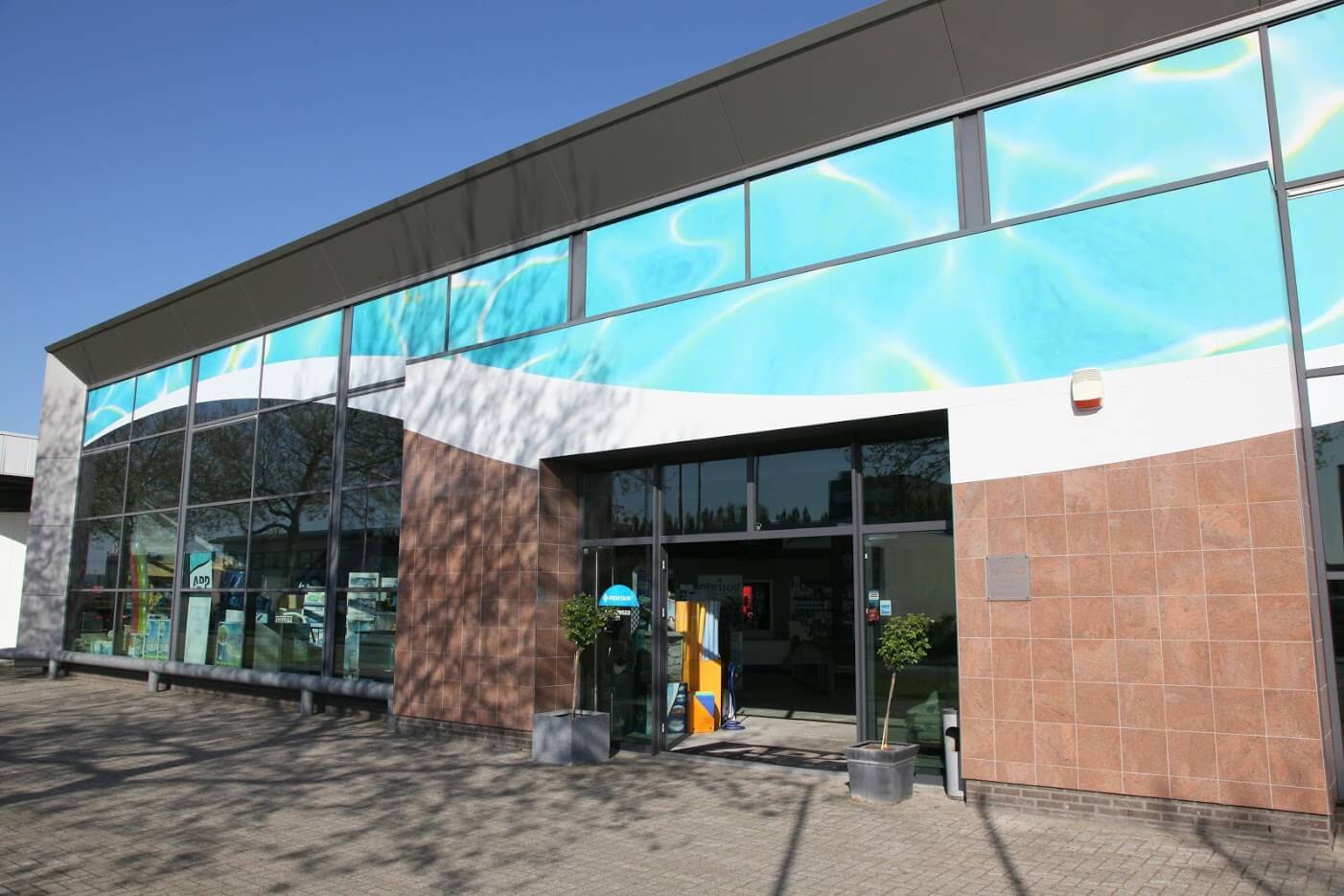 showroom a perfect pool